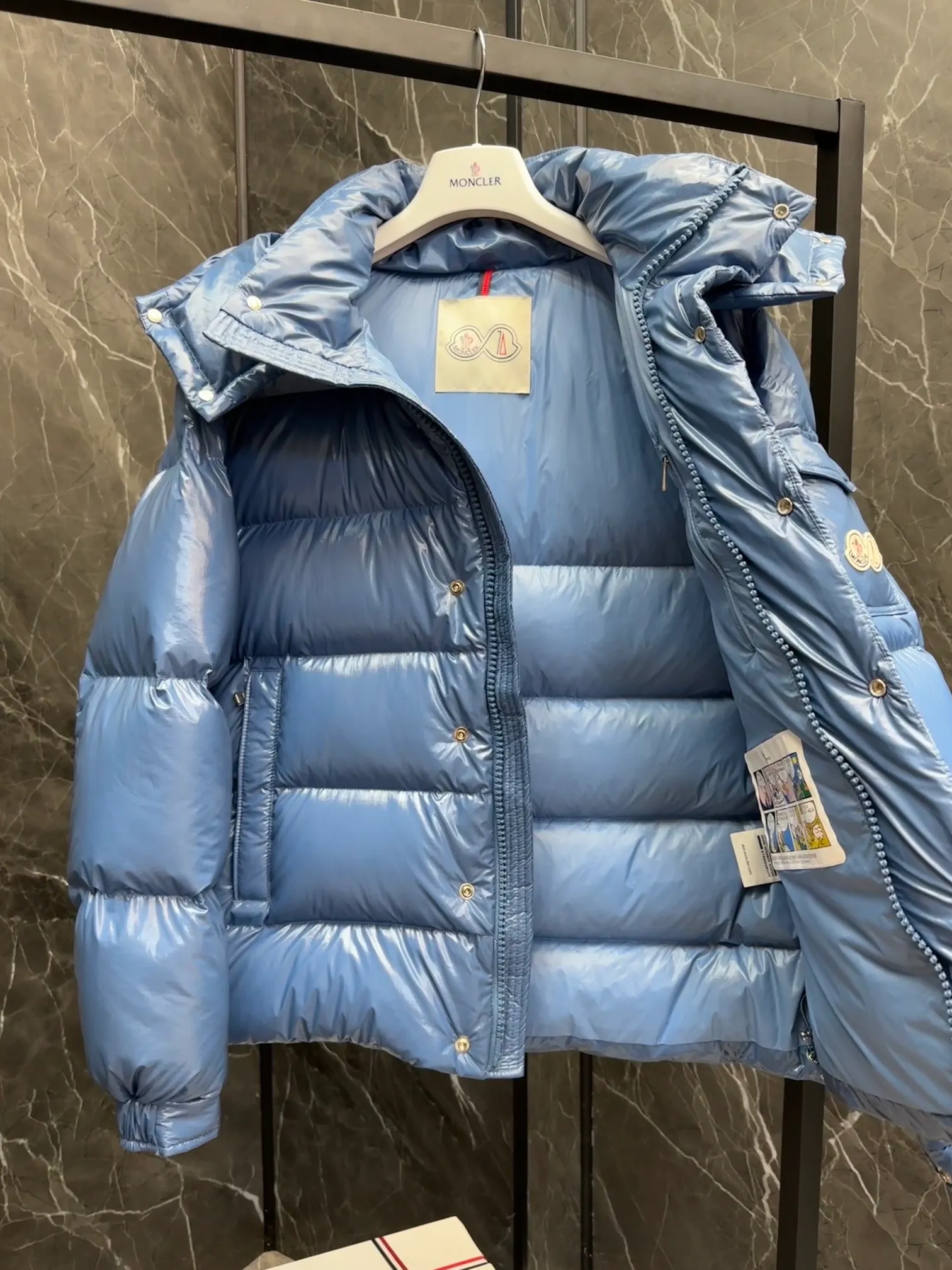 ⬆️Moncler Maya 70 . . Moncler 70 ， 。 ， ， Moncler Maya 70 。 ， 。 Antoni Tudisco 。 Moncler Maya 70 Moncler 70 ， ， 。 Classic ， 、 。 Classic 70 。 • • • • • ， • • • •Moncler Maya 70 Size: 1-5 . Cream White Pink Blue Gray Black D 9890065750